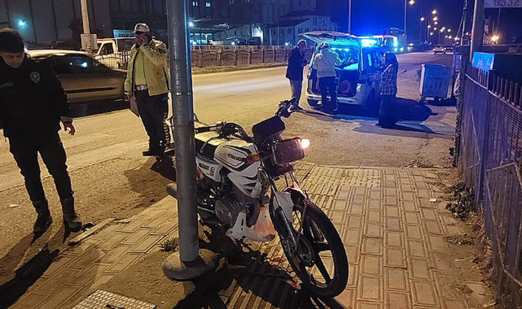 Samsun'da Hafif Ticari Araçla Çarpışan Motosikletteki 2 Kişi Yaralandı