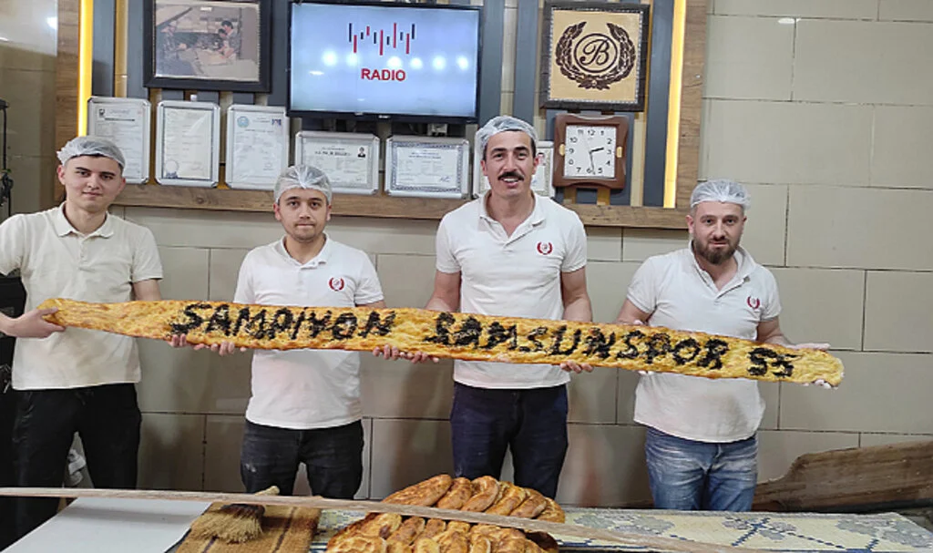 Salıpazarı'nda Fırıncılardan "Şampiyon Samsunspor" Yazılı Pide