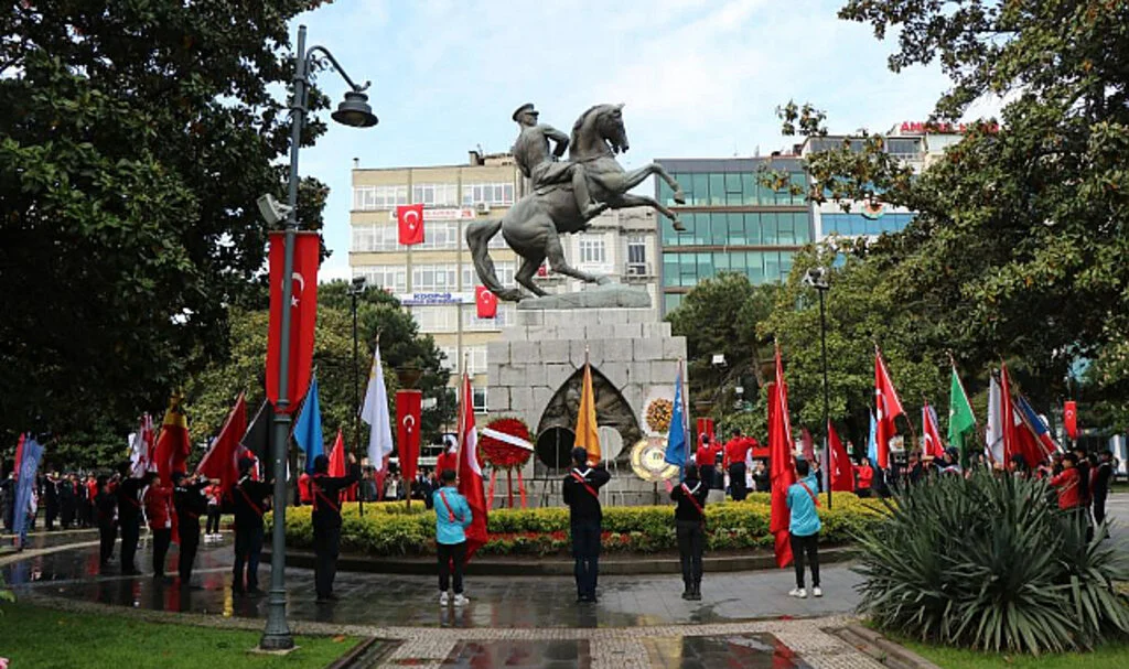 Samsun'da 19 Mayıs Kutlamaları Atatürk Anıtı'ndaki Törenle Başladı
