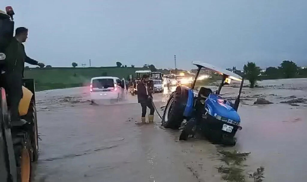15 Dakikalık Yağış Samsun Vezirköprü'de Hayatı Felç Etti