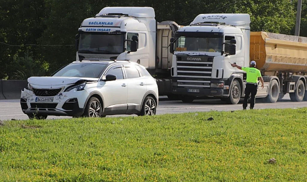 Samsun'da Kırmızı Işıkta Bekleyen Otomobile Arkadan Çarptı: 1 Yaralı
