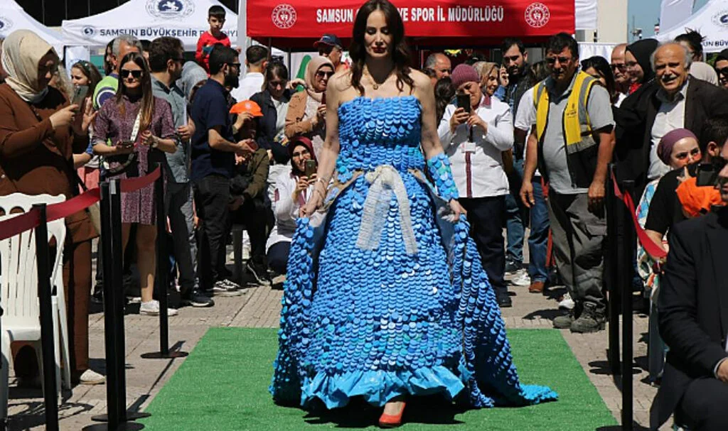 Samsun'da 10 Bin Kapaktan Yapılan Elbise Guinness'e Aday