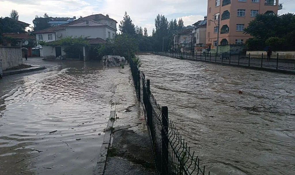 Havza'da Dere Taştı, İlçede Sel Anonsları Yapılamaya Başlandı