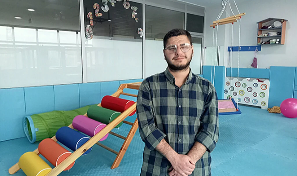 Samsun'da Aldığı Eğitimle Otizmi Aşan Kerim, Şimdi Otizmli Bireylerin Ailelerine Destek Veriyor