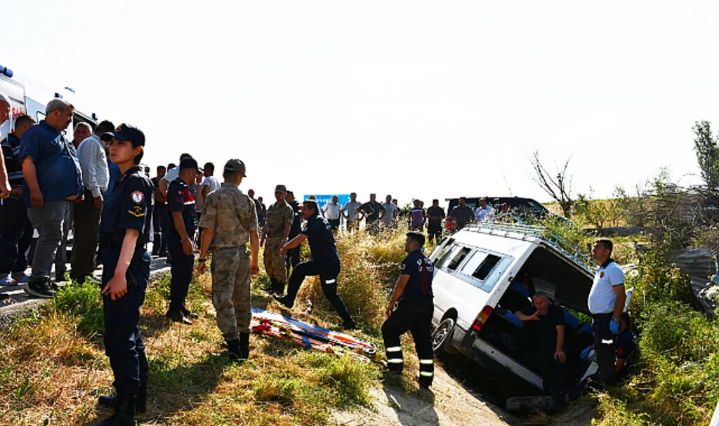 Samsun'da Minibüs Şarampole Devrildi, 2 Kişi Öldü, 5 Kişi Yaralandı