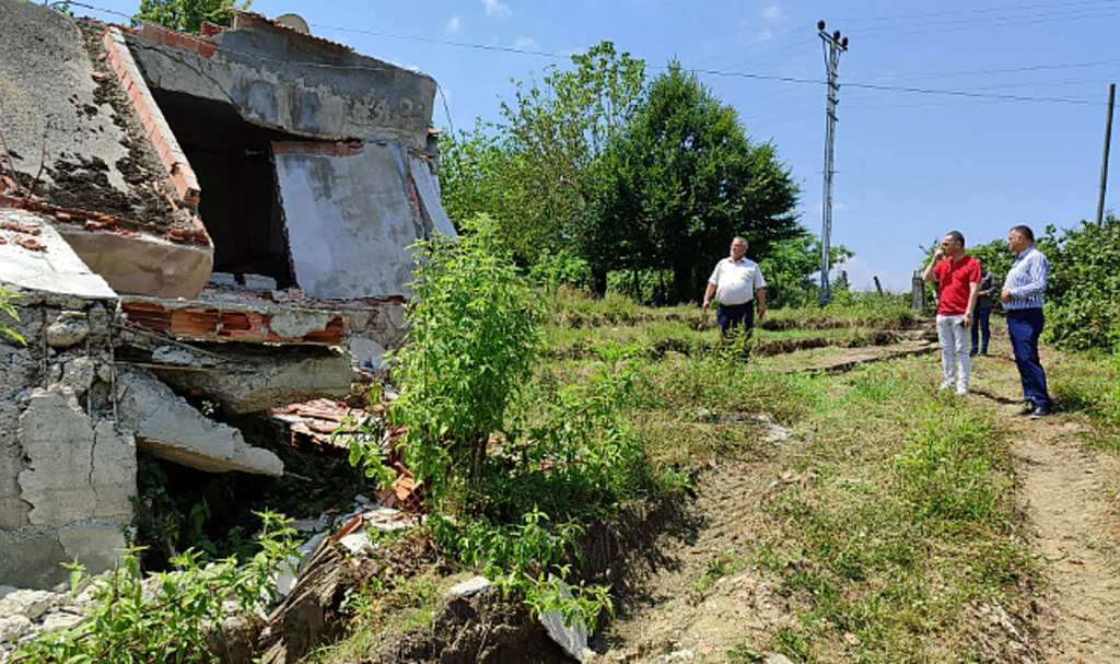 Samsun'un Salıpazarı İlçesinde Zeminindeki Kayma Nedeniyle 5 Ev Daha Tahliye Edildi