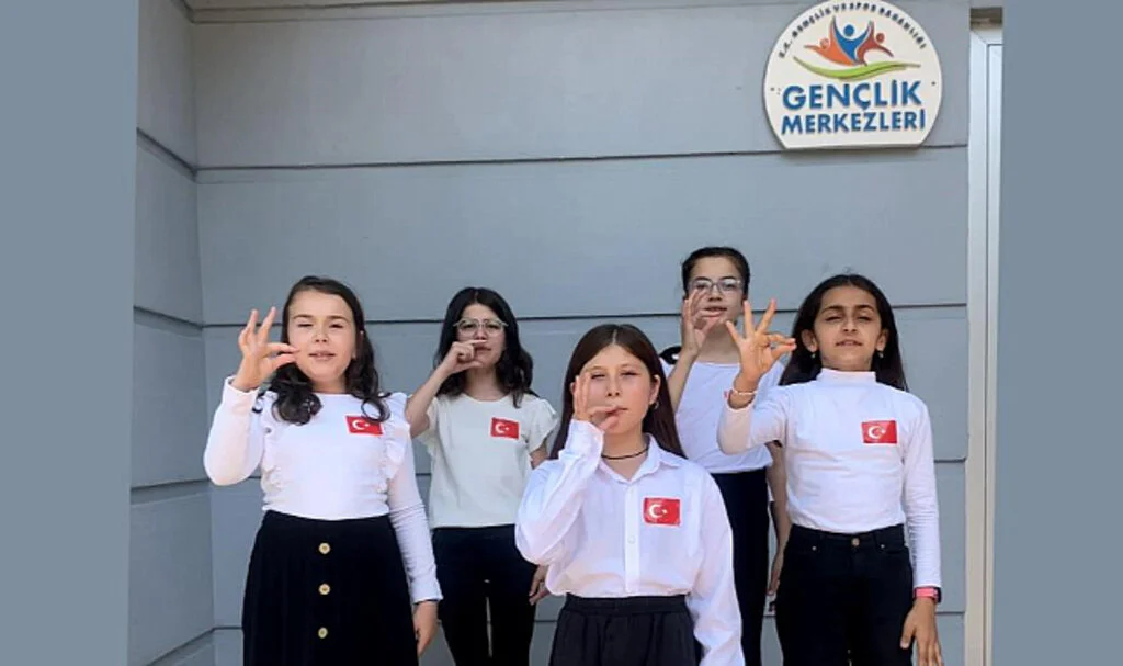 Samsun'da Öğrenciler 15 Temmuz Şehitlerini İşaret Dili ile Andılar