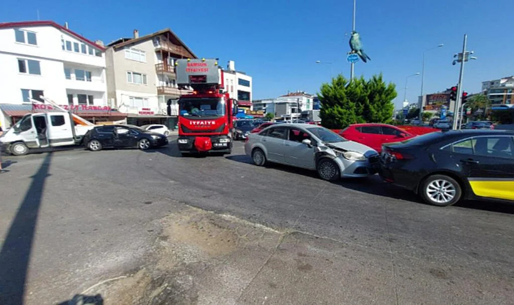 Samsun'da 4 Araçlı Kaza: 2 Yaralı
