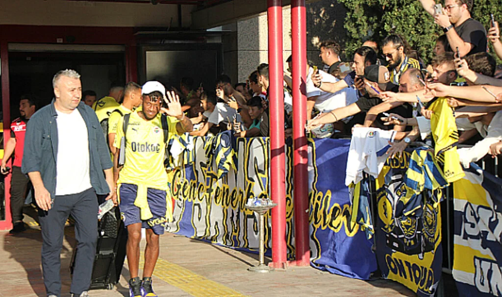 Fenerbahçe kafilesine Samsun'da coşkulu karşılama