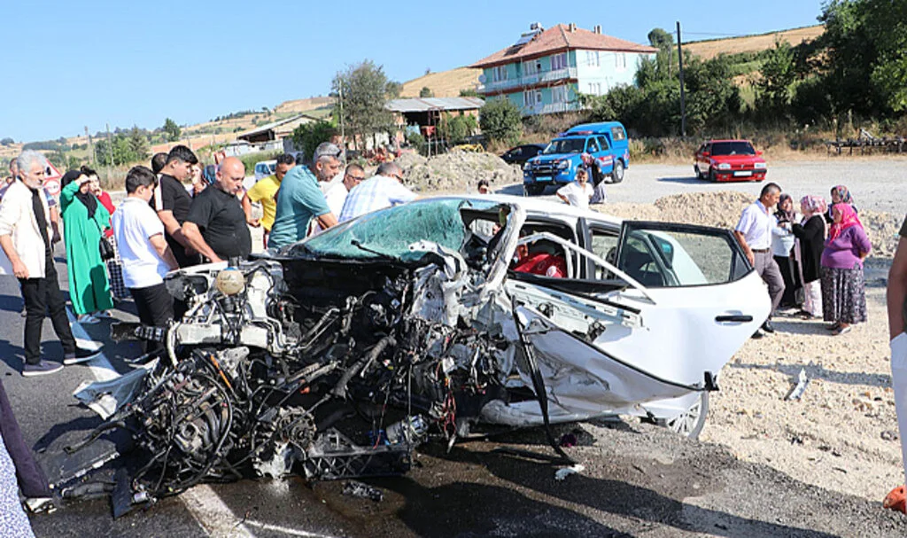 Samsun'da İki Otomobil Çarpıştı, 1 Kişi Öldü, 7 Kişi Yaralandı