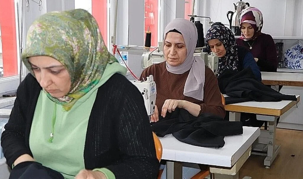 Samsun'da Bağışlanan Kumaşlarla Depremzedelere Kışlık Eşofman Takımı Üretiyorlar
