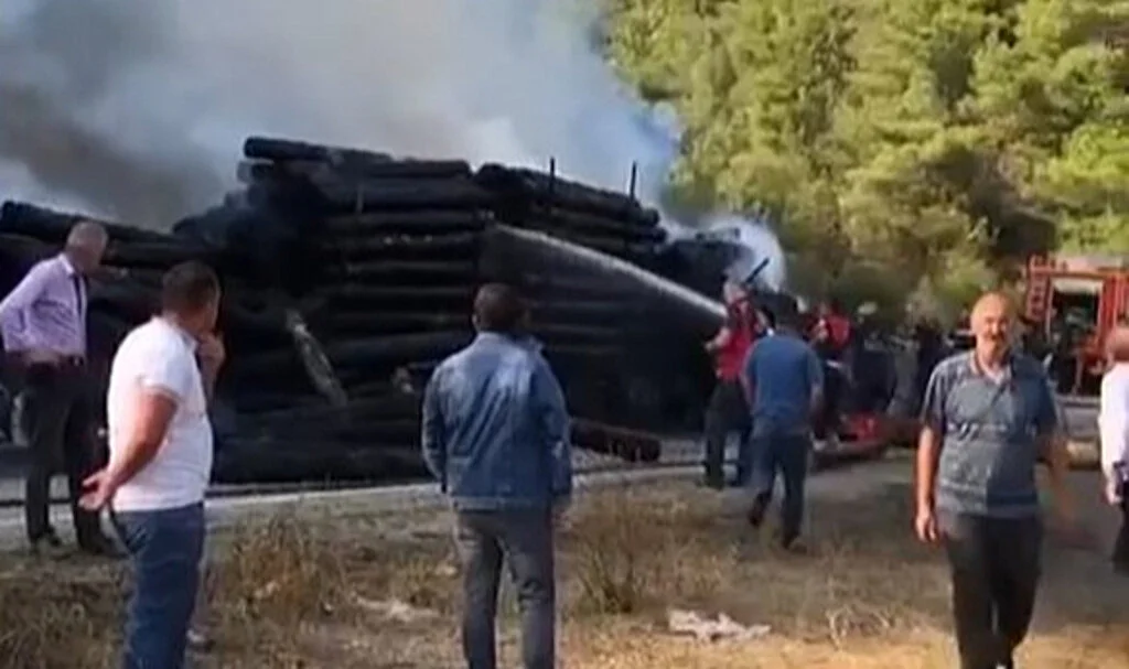 Samsun'da Tomruk Yüklü Tır Alevlere Teslim Oldu