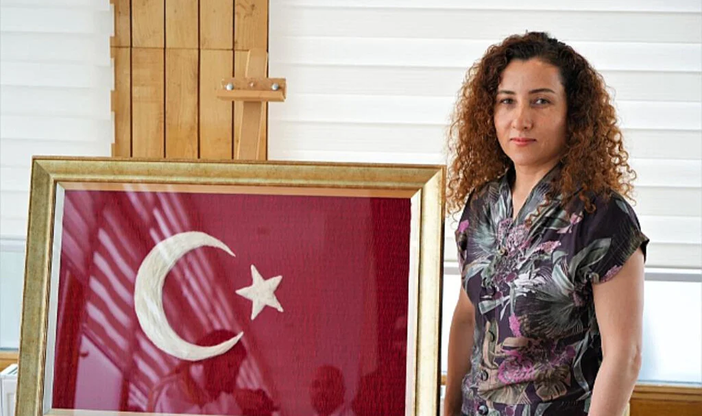 Samsun'da Bir Hemşire, Astronot Alper Gezeravcı'nın Annesi İçin Türk Bayrağı Dokudu