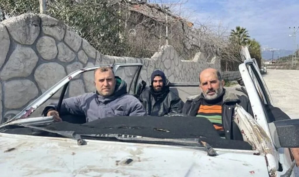 Enkaz altından çıkardığı yarım otomobille trafiğe çıktı