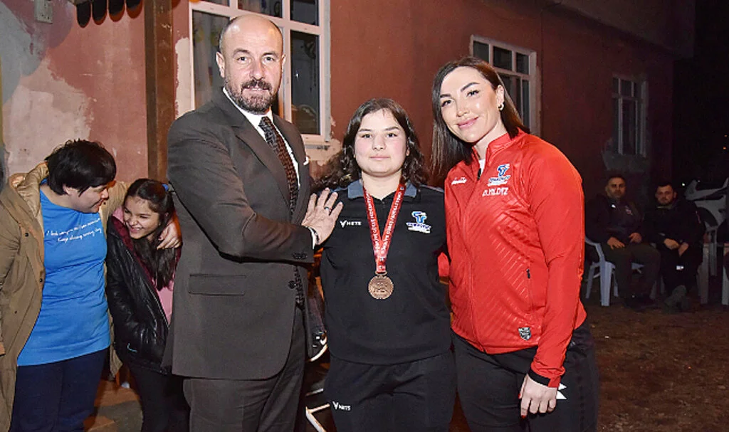 Tekkeköy Belediye Başkanı Hasan Togar'dan Türkiye üçüncüsü sporcuya tebrik