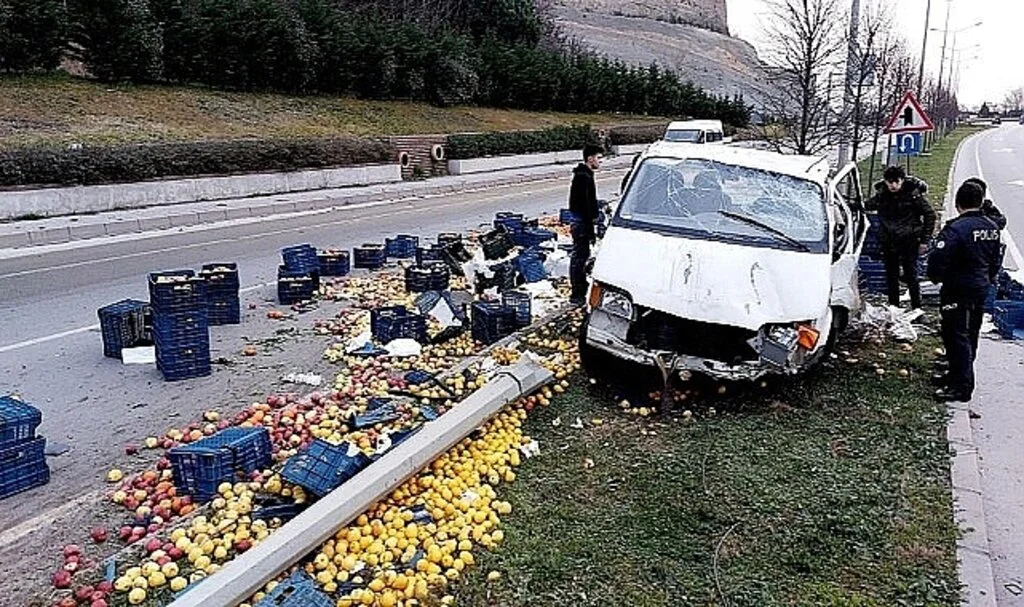 Samsun'da Meyve Yüklü Kamyonet Kaza Yaptı, Meyveler Yola Saçıldı: 1 Yaralı