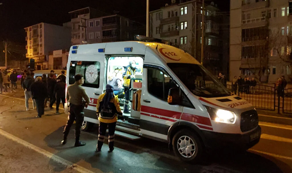 Samsun'da Hafif Ticari Araçla Otomobilin Çarpıştığı 4 Kişi Yaralandı