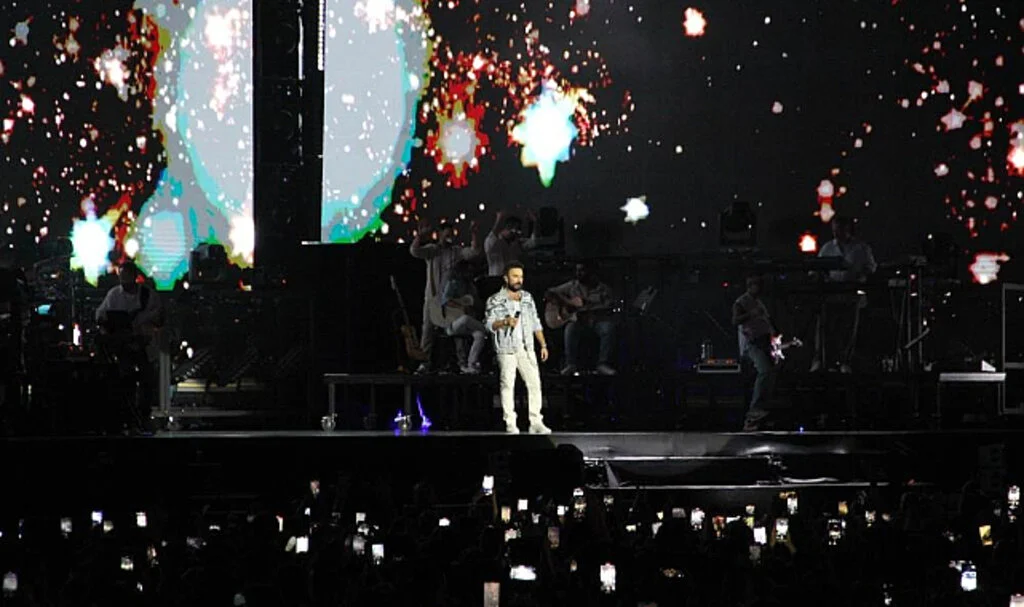 Samsun'da Megastar Tarkan, Terli Havlusunu Hayranlarına Attı