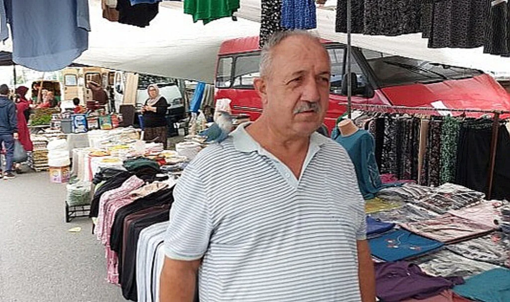 Samsun'da Sevda Papağanı İle Dolaşan Adam İlgi Odağı Oldu