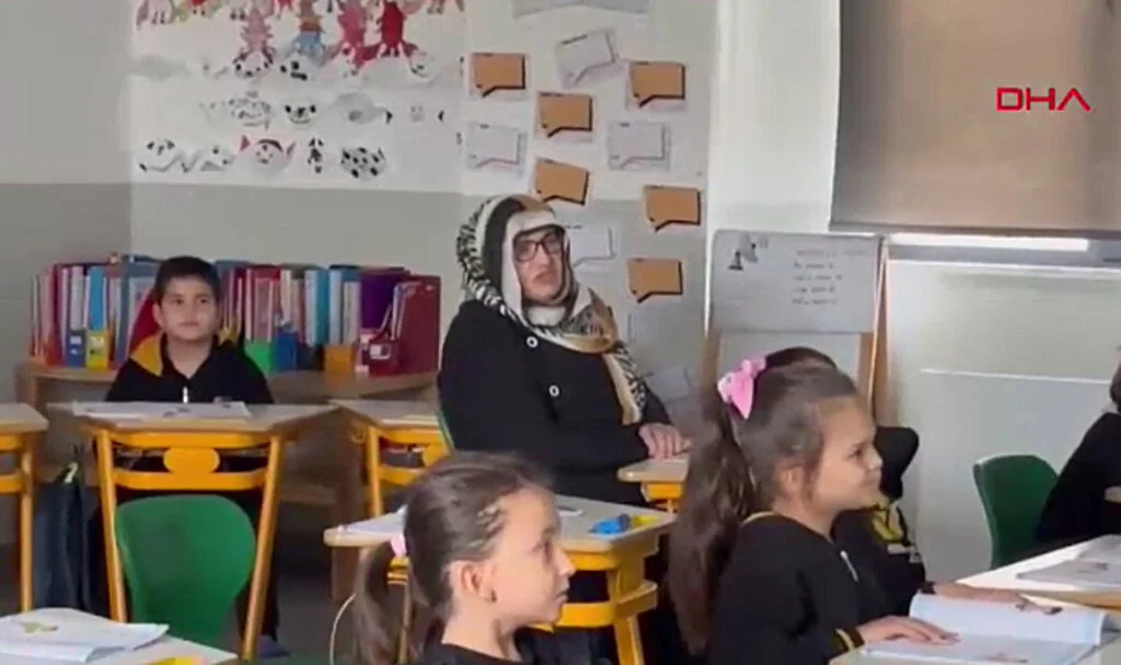 81 Yaşında Okula Gitti: Hayalini Gerçekleştirdi