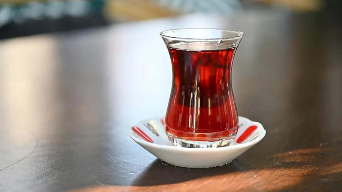 10 yıllık garsonu çay bardağı işinden etti