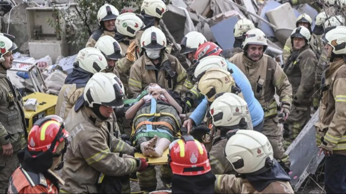 7 katlı binanın 3 katı çöktü: Enkazda mahsurlar var