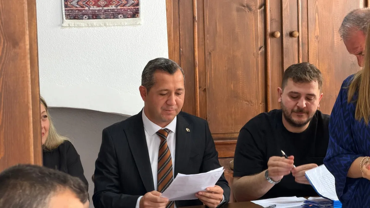 Alaçam’da meclis toplantısı Kitap Kafe’de yapıldı