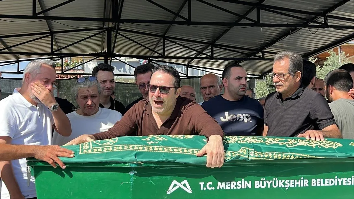 Atilla Taş kızını son yolculuğuna uğurladı! Tabutuna sarılıp ağladı