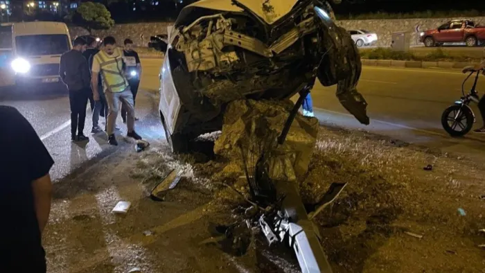 Aydınlatma direğine çarpan otomobil, beton kaidesi üzerinde asılı kaldı