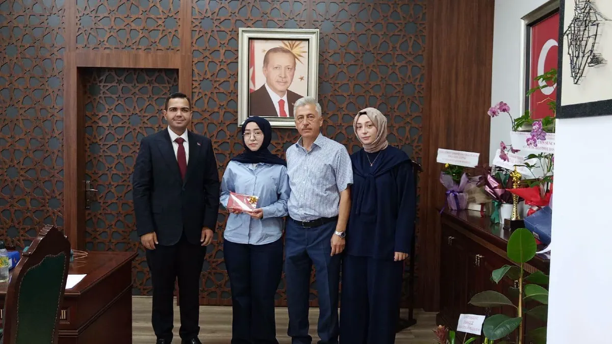 Ayvacık Kaymakamı Çepni'den başarılı öğrenciye hediye