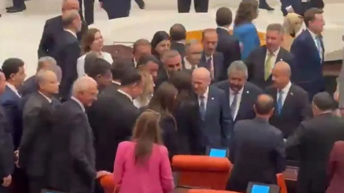 Bahçeli’den çerçeve yasa sonrası dikkat çeken hamle! DEM Parti sıralarına gitti ve...