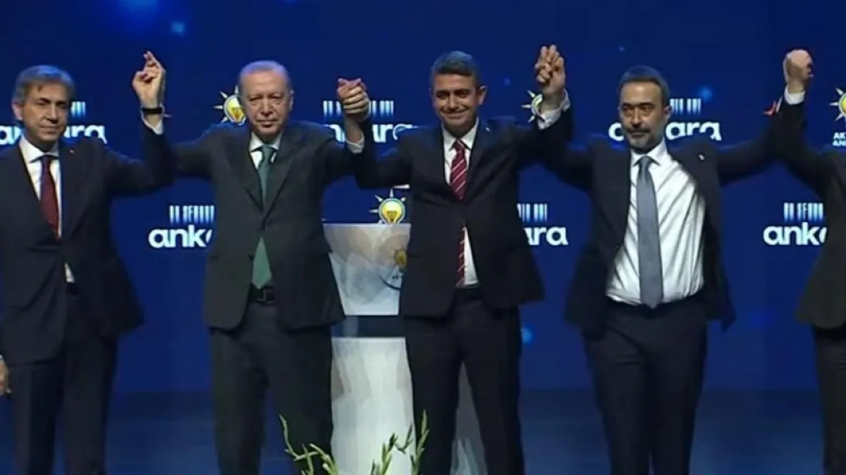 Bir Belediye Başkanı daha Ak Parti'ye geçti: Rozetini Cumhurbaşkanı Erdoğan taktı