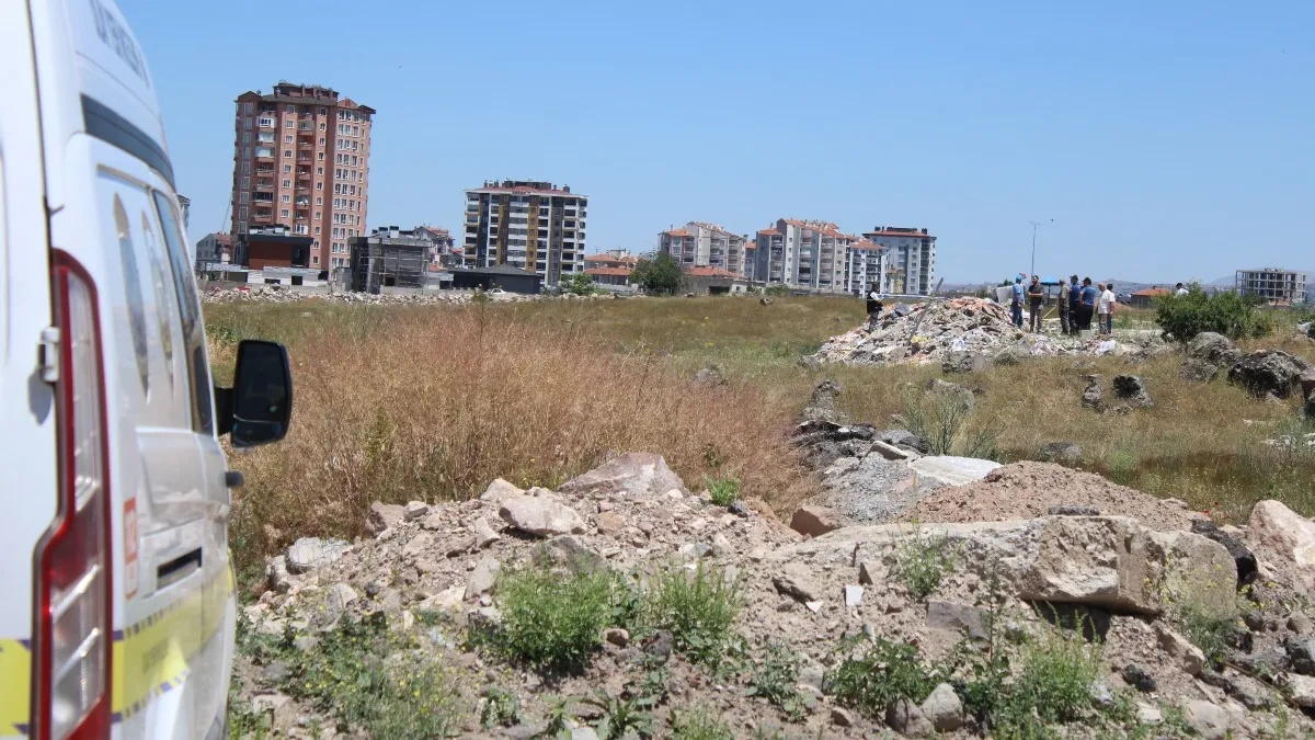 Boş arazide molozların arasında erkek cesedi bulundu