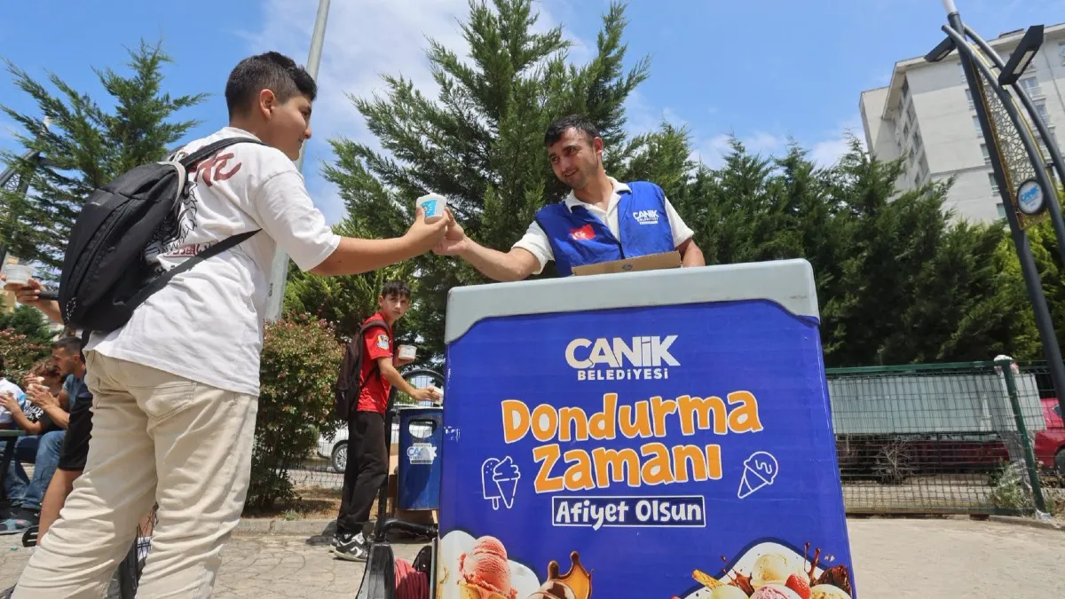 Canik Belediyesi’nden gençlere dondurma ikramı