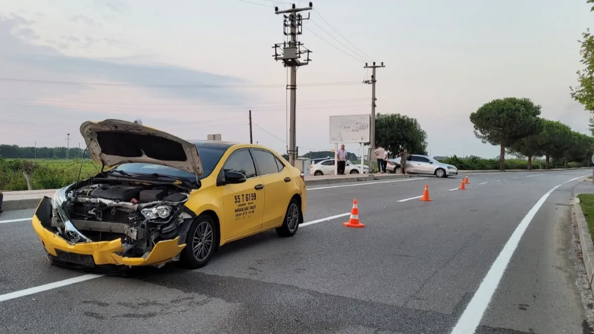 Çarşamba’da taksi ile otomobil çarpıştı: 2 yaralı