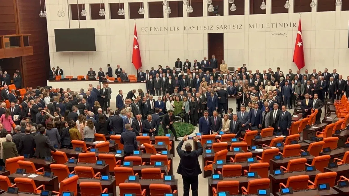 Çerçeve yasa 467 oyla geçti: Oylamaya katılmayanlar belli oldu