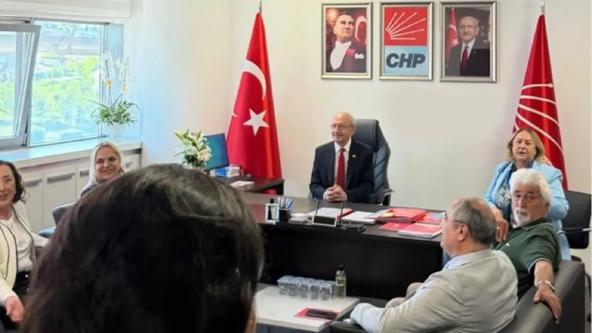 CHP Genel Merkezi'nde dikkat çeken kare: Kılıçdaroğlu kadın kolları koltuğunda