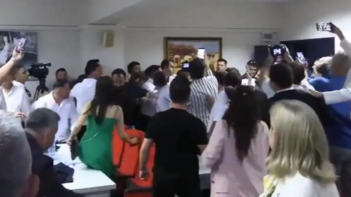 CHP grubu salonu terk etti, yumruklar konuştu: O belediye AK Parti'ye geçti