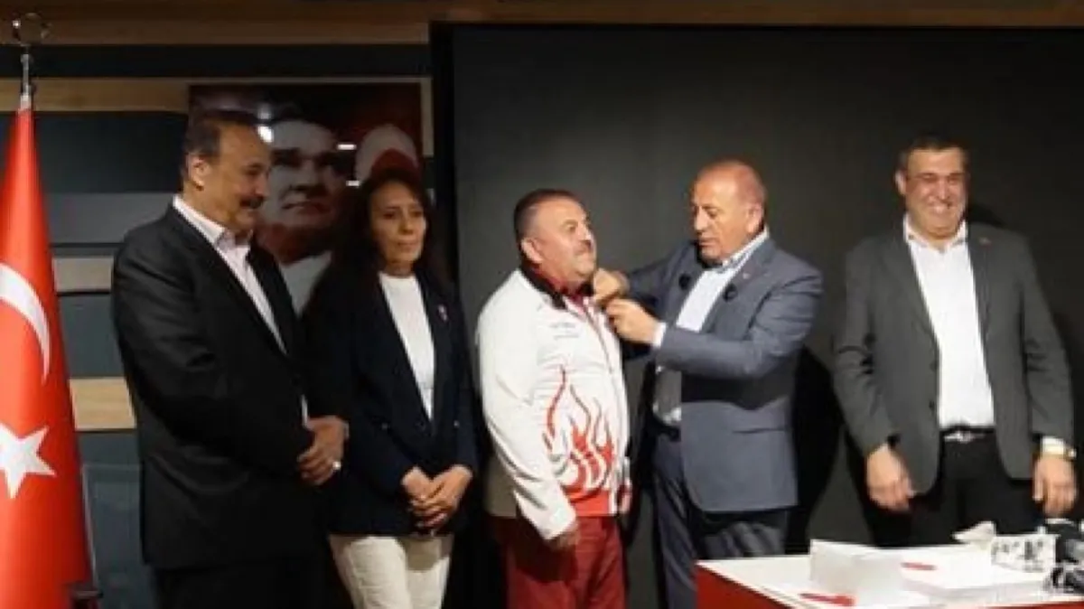 CHP’de ihraç edilen isimler geri dönüyor: İlk rozetler takıldı