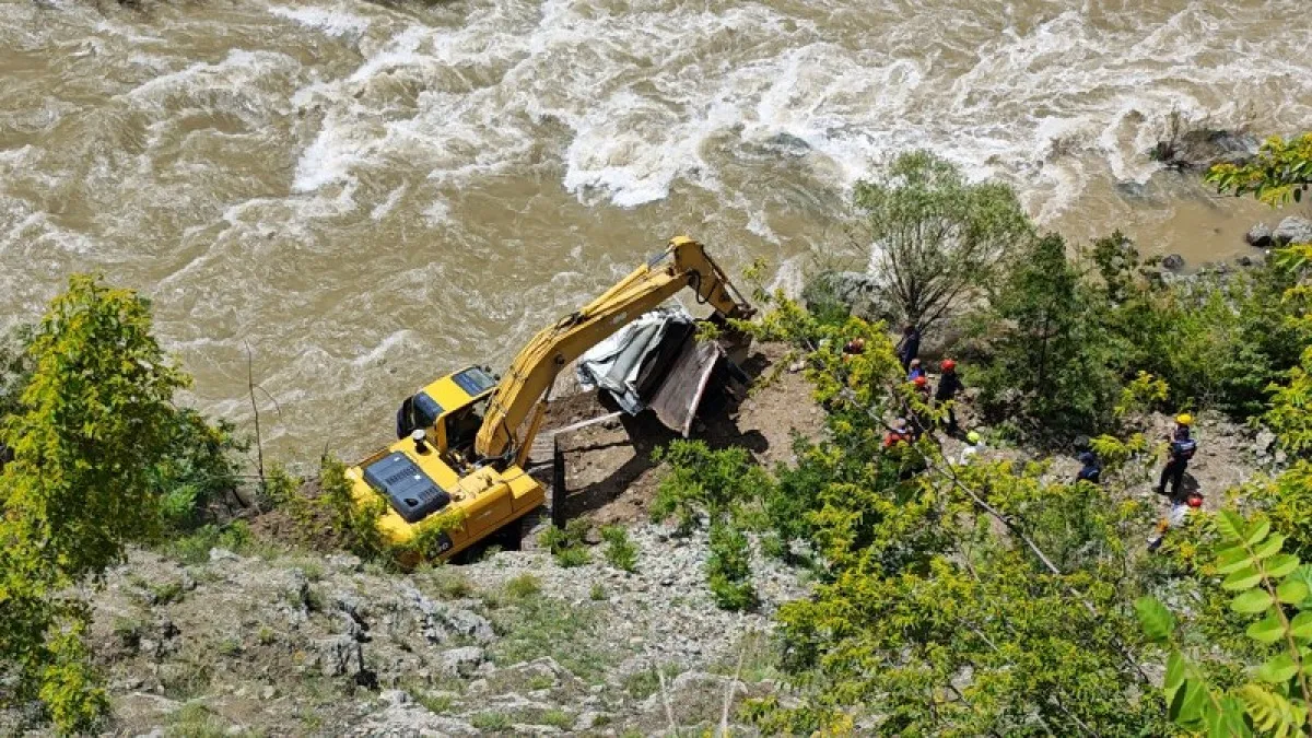 Çoruh Nehri’ne uçan kamyonetteki baba-oğul akıntıya kapıldı