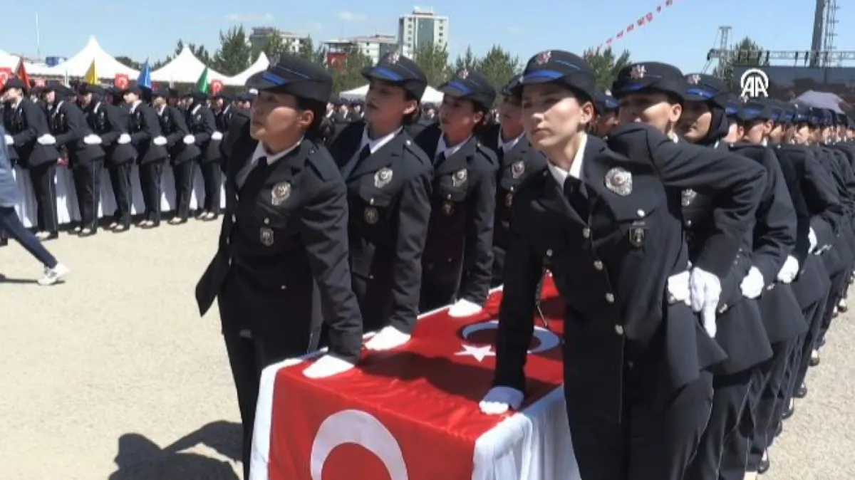 Deprem şehidi babasının izindeler: Bir kardeş Sivas'ta mezun oldu, diğeri Samsun'da polislik eğitiminde