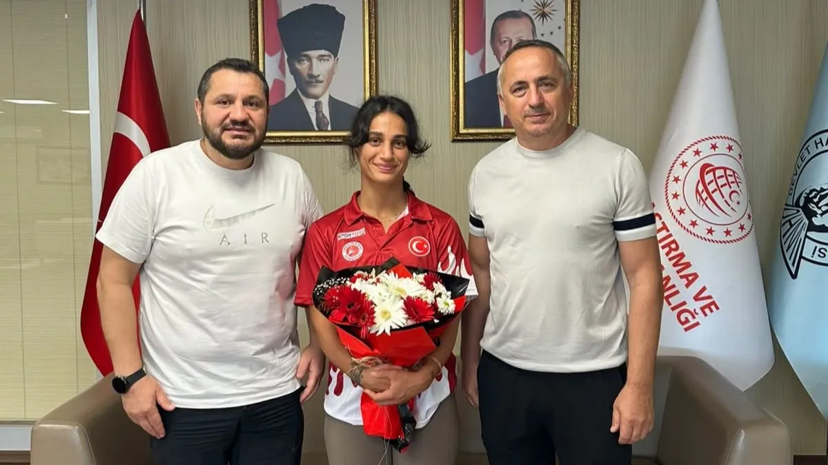 Şampiyon Devrim Aydın’a Samsun’da çiçekli karşılama