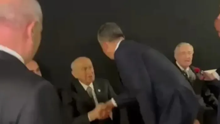 Dikkat çeken anlar! Devlet Bahçeli ve Özgür Özel o etkinlikte bir araya geldiler