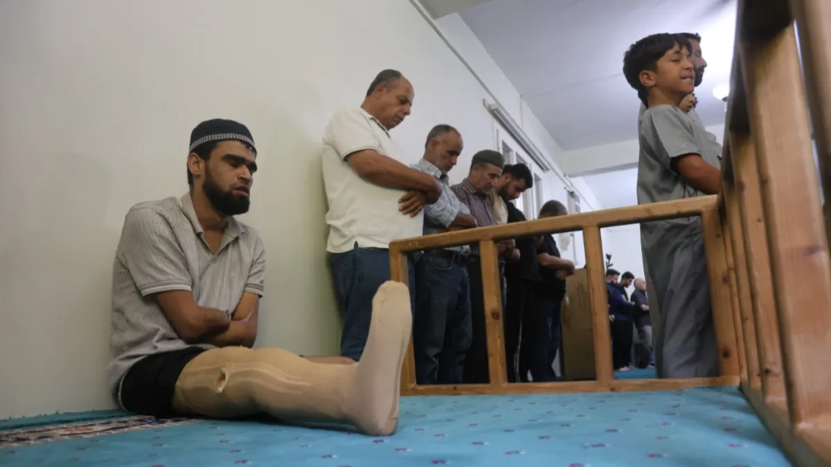 Elektrik akımına kapılan genç kollarını ve bacağını kaybetti: İbadet ederek yaşama tutundu