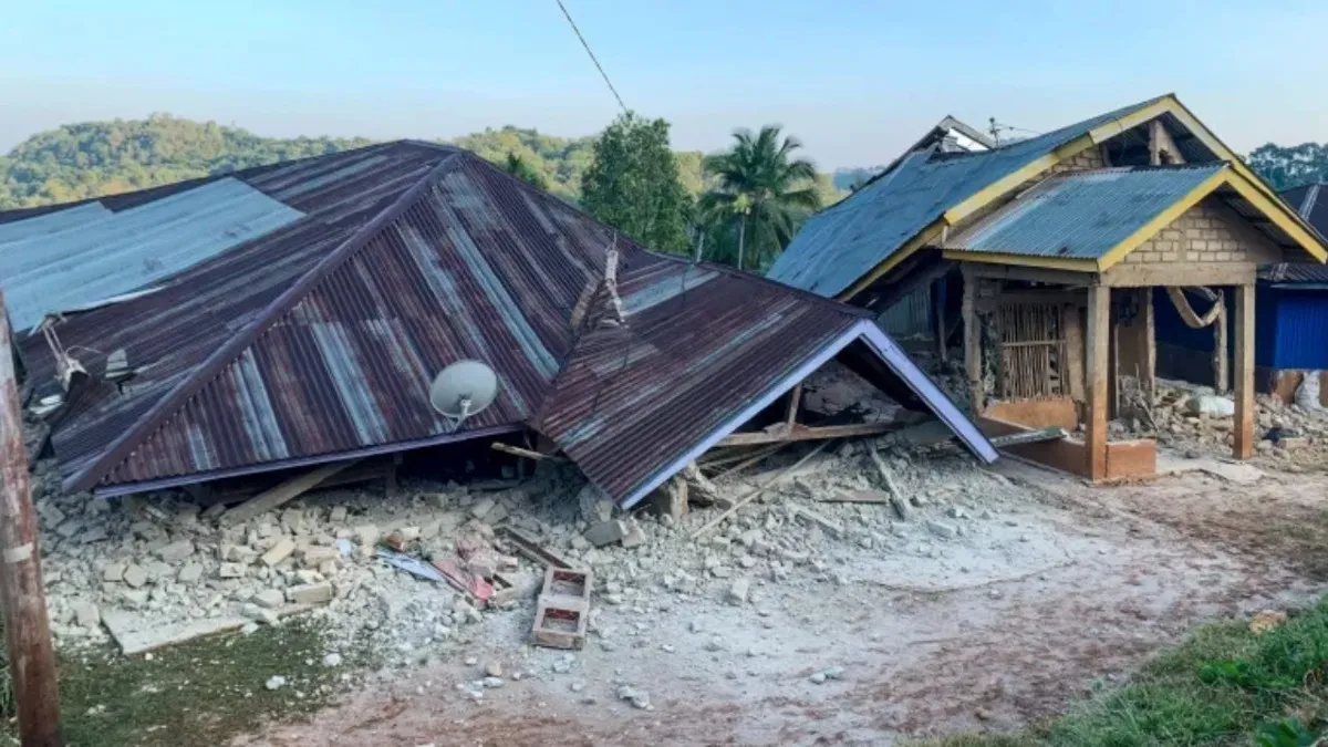 Endonezya’da 7,7 büyüklüğünde deprem: Tsunami uyarısı