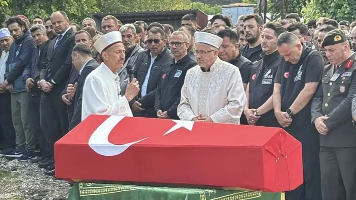 Eşi tabutuna son kez sarıldı, babası namazını kıldırdı