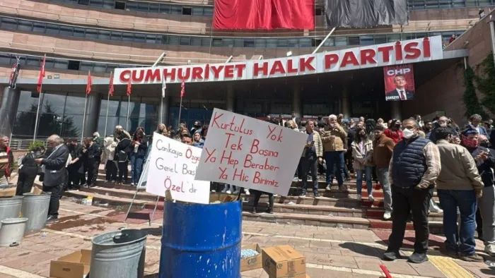 Eski CHP Milletvekillerinden Olağanüstü Kurultay Çağrısı