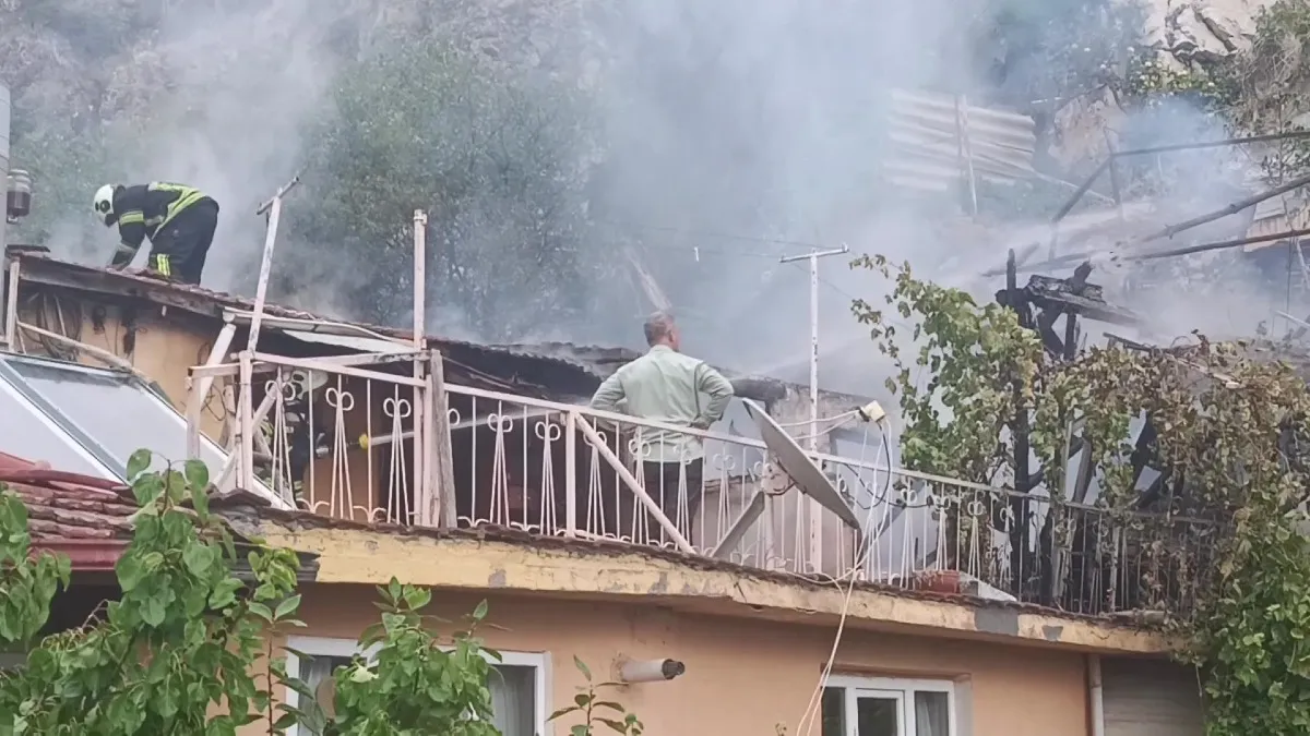 Evlerinde çıkan yangını muhtardan duydular