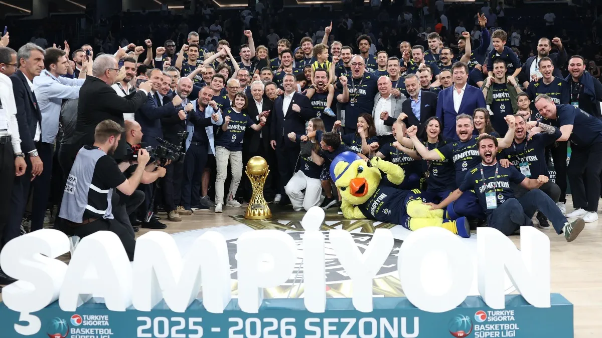 Fenerbahçe Beko kupasını törenle aldı