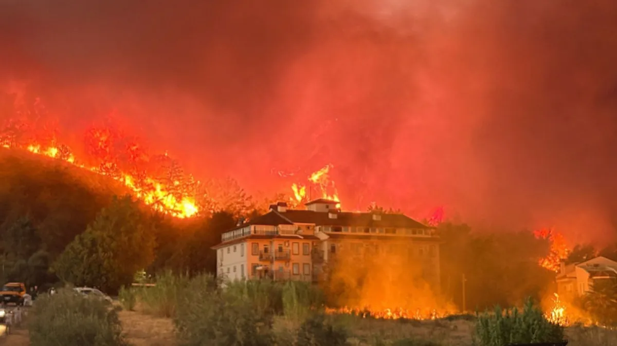 Fethiye'de orman yangını evlere sıçradı